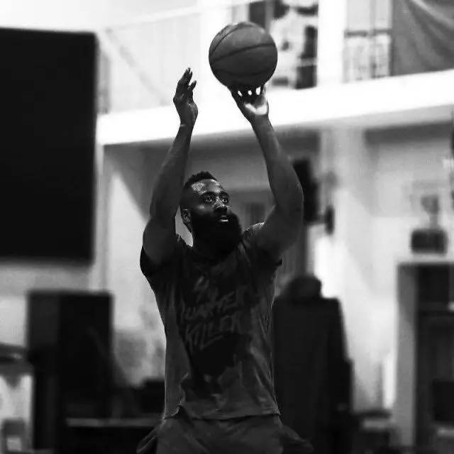 欧冠赛前穆里尼奥与两名昔日弟子重逢，并亲吻了斯内德的光头（欧冠赛前，穆里尼奥与两位旧部相聚，还亲吻了斯内德的光头）